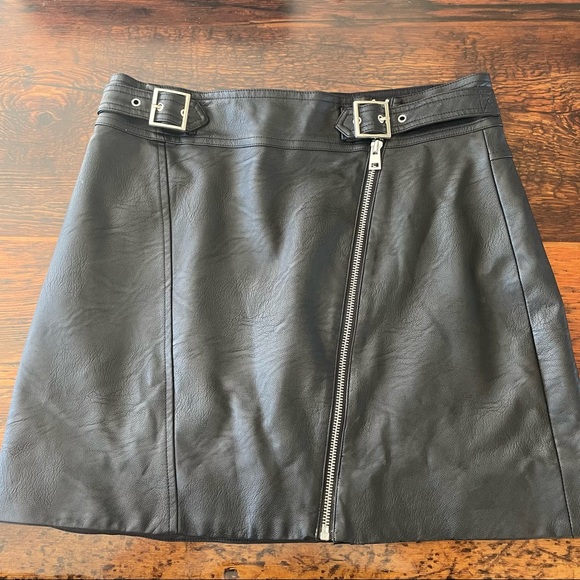 Topshop vegan pleather mini skirt front zipper and buckle details - Picture 8 of 9